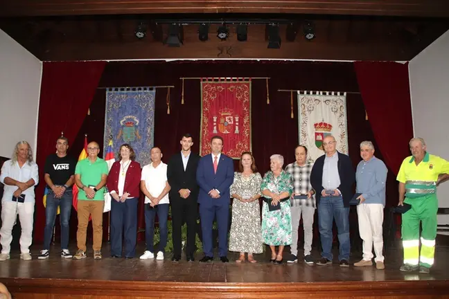 Óscar Noda junto a los distinguidos.