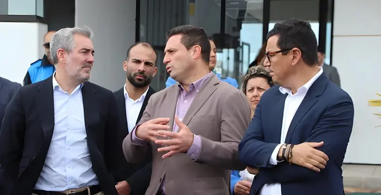 Óscar Noda junto a Fernando Clavijo y Pablo Rodríguez en el puerto de Playa Blanca