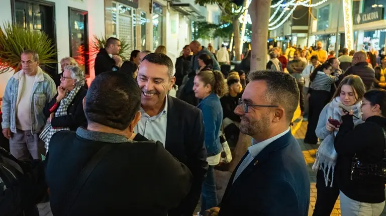 El presidente del Cabildo, Oswaldo Betancort, acudió a la inauguración del belén junto a su compañero Echedey Eugenio.