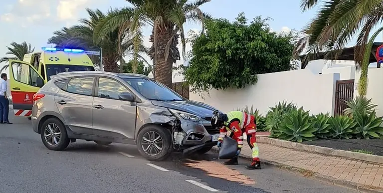 Momento en el que tuvieron que actuar los bomberos tras el accidente.