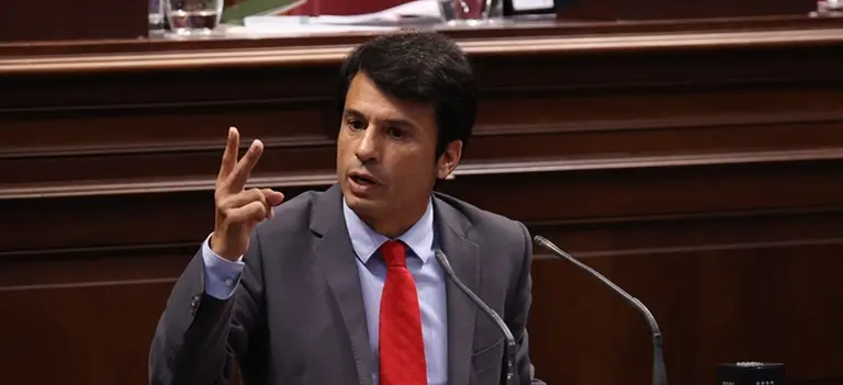 Marcos Bergaz (PSOE) en el Parlamento canario.