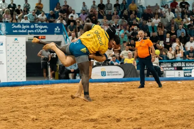 Imagen de archivo de un encuentro de selecciones insulares de lucha canaria.