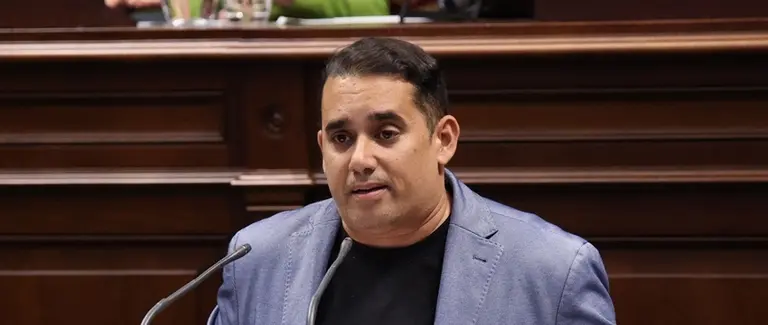 Yoné Caraballo durante el pleno parlamentario.