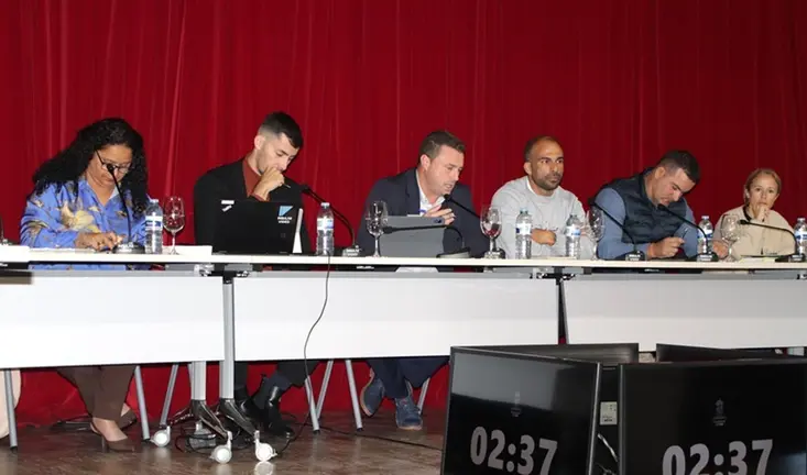 Imagen del alcalde de Yaiza y parte de su grupo de gobierno durante el pleno celebrado este jueves.