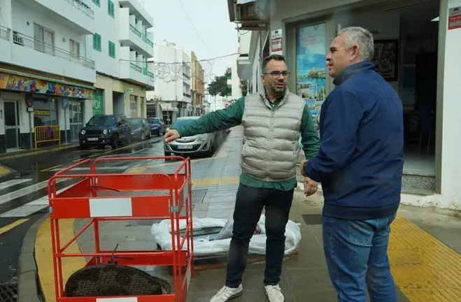 Echedey Eugenio y Jacobo Lemes en una de las calles de Arrecife.