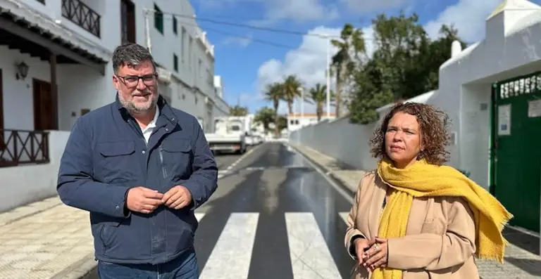 El alcalde de San Bartolomé con la concejal de Urbanismo.