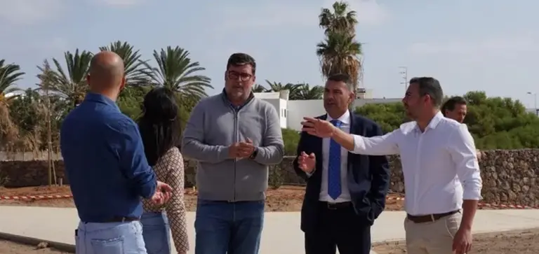 Oswaldo Betancort e Isidro Pérez visitando una de las obras financiadas por el Cabildo en San Bartolomé.