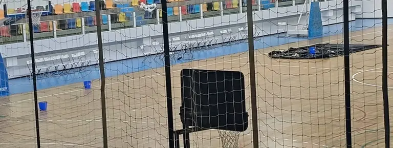 En varias zonas el personal del Ayuntamiento se ha visto obligado a poner lonas y cubos.