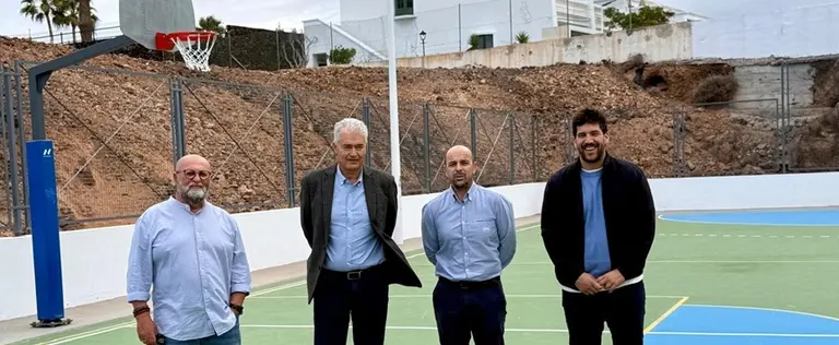José Juan Cruz junto al primer teniente de alcalde, Nicolás Saavedra, y los concejales de Urbanismo y Deportes, Ulpiano Calero e Ismael Cruz.