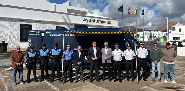Agentes de la Policía Nacional junto a autoridades en la plaza del Ayuntamiento de Tías.