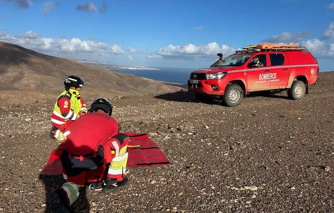 Los bomberos atendiendo a la mujer accidentada.