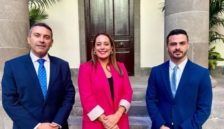 Los tres parlamentarios de CC por la isla de Lanzarote en la puerta de la C&aacute;mara auton&oacute;mica.