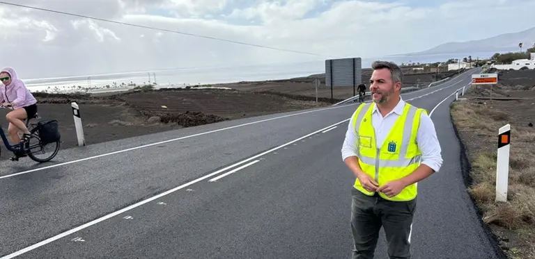 Jacobo Medina en la carretera que une Puerto del Carmen y Puerto Calero