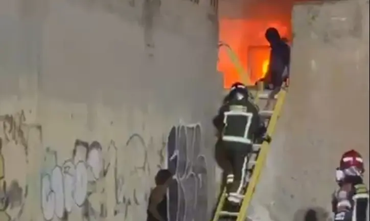 Bomberos del Consorcio de Seguridad y Emergencias rescatando a las dos personas