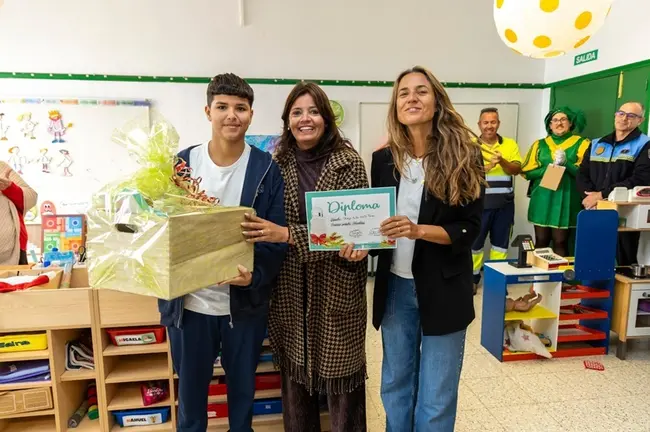 Mar Boronat y Olivia Duque haciendo entrega de los premios del Concurso de postales 2025.