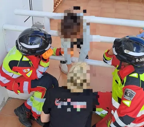 Imagen del momento en el que los bomberos hablaban con la ni&ntilde;a para tranquilizarla.