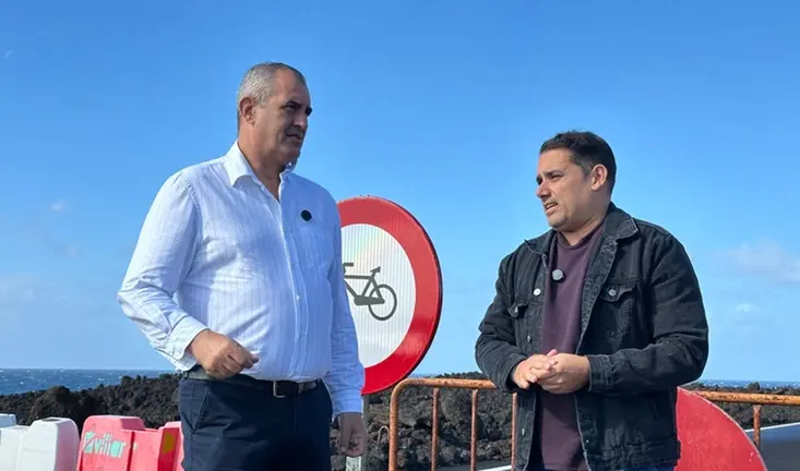 Luis Miguel y Yone Caraballo en el acceso a los Hervideros.