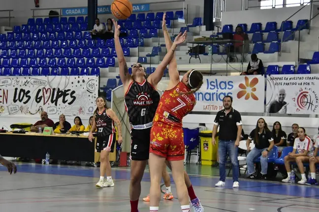 Jugadora del Magec T&iacute;as realizando un lanzamiento.