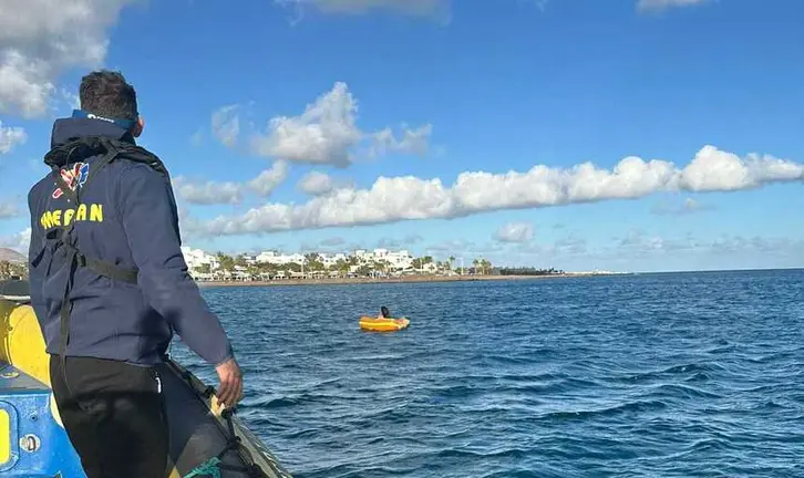 Embarcaci&oacute;n de EMERLAN aproxim&aacute;ndose a la mujer afectada.