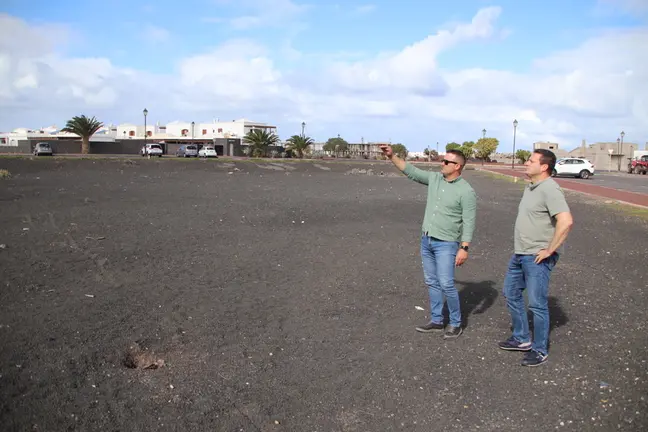 l alcalde de Yaiza, &Oacute;scar Noda, y el concejal de Deportes y Obras P&uacute;blicas de Yaiza, &Aacute;ngel Lago, en la parcela objeto de actuaci&oacute;n.