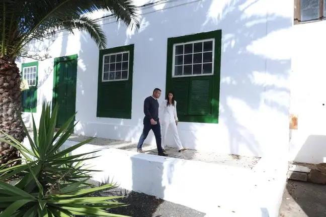 Oswaldo Betancort junto a Aroa Revelo en su visita a la casa del Cura en Har&iacute;a.