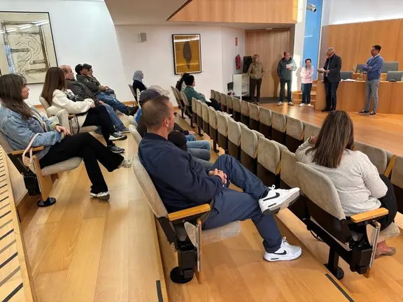 Jos&eacute; Juan Cruz, Tom&aacute;s Silvera y Pepa Gonz&aacute;lez junto a las personas contratadas.