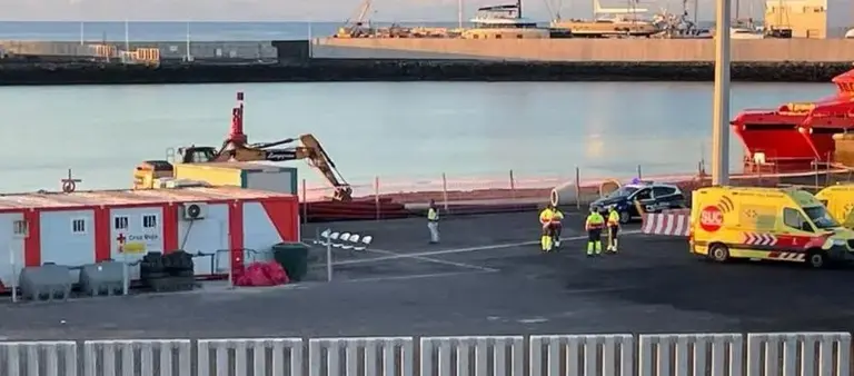 El personal de Cruz Roja instalado en Puerto Naos se ha hecho cargo de los ocupantes de la patera.