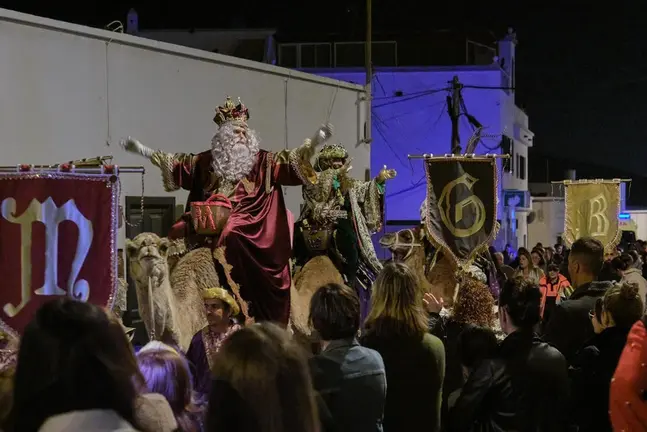 Cabalgata de reyes por las calles de San Bartolom&eacute;.
