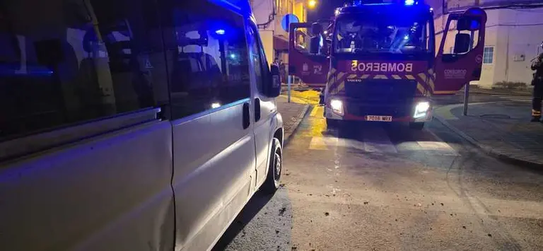 Cami&oacute;n de los bomberos junto al veh&iacute;culo afectado.