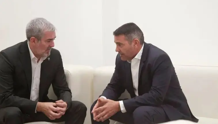 Oswaldo Betancort hablando con Fernando Clavijo, presidente del Gobierno auton&oacute;mico y l&iacute;der de Coalici&oacute;n Canaria. Clavijo no ha ocultado su intenci&oacute;n de reconducir en varias ocasiones la relaci&oacute;n con el alcalde de Yaiza.