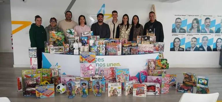 J&oacute;venes Nacionalistas de Canarias junto a los regalos.