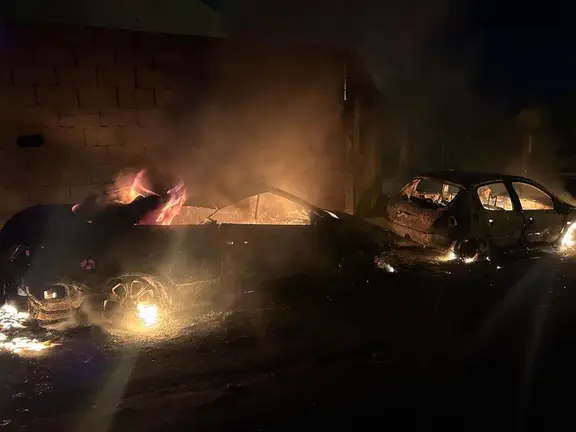 Veh&iacute;culos consumidos por las llamas.