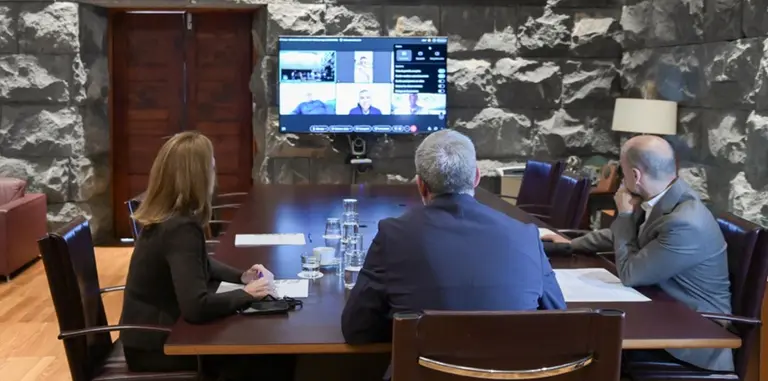 El presidente canario interes&aacute;ndose por videollamada de lo que pasa en la que durante mucho tiempo se conoci&oacute; como la octava isla.