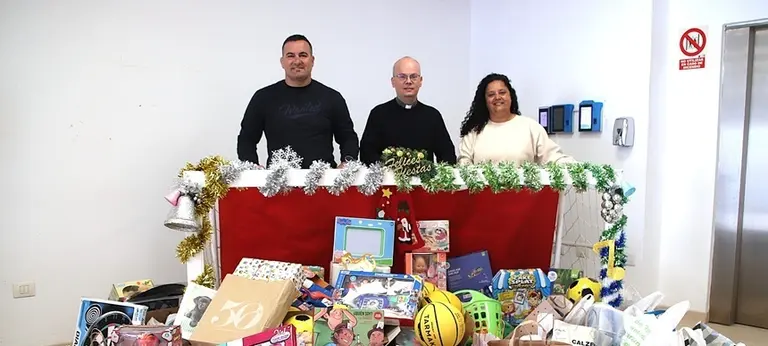 Los representantes del Ayuntamiento sure&ntilde;o con el p&aacute;rroco.