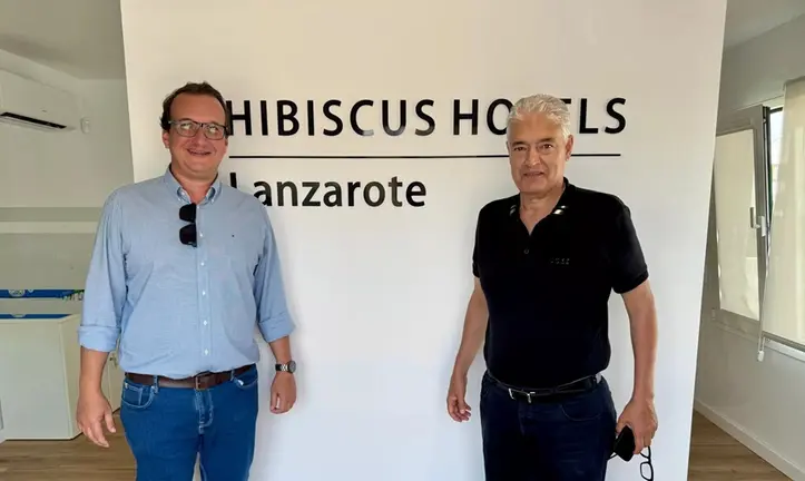 El alcalde de T&iacute;as con uno de los responsables del establecimiento.