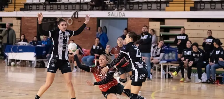Jugadora del Zonzamas intentando penetrar la defensa rival.