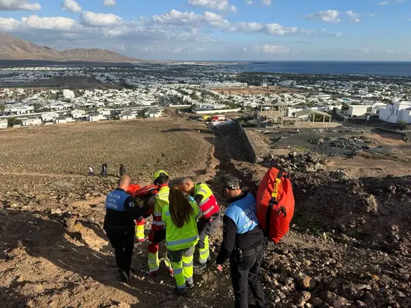 Bomberos realizando el rescate de la afectada.