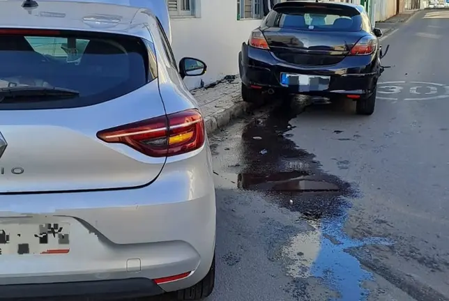 As&iacute; quedaron los veh&iacute;culos y la calle tras el impacto.