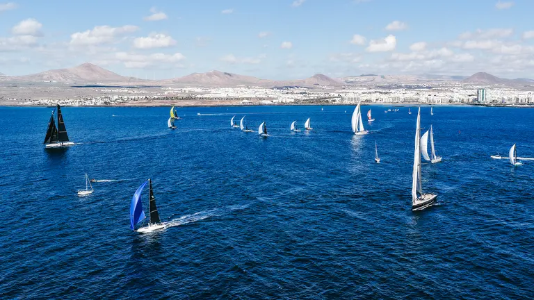 Salida de la regata desde Arrecife.