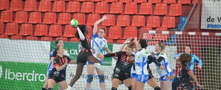 Jugadora del San Jos&eacute; Obrero realizando un lanzamiento sobre la defensa del Aula Valladolid.