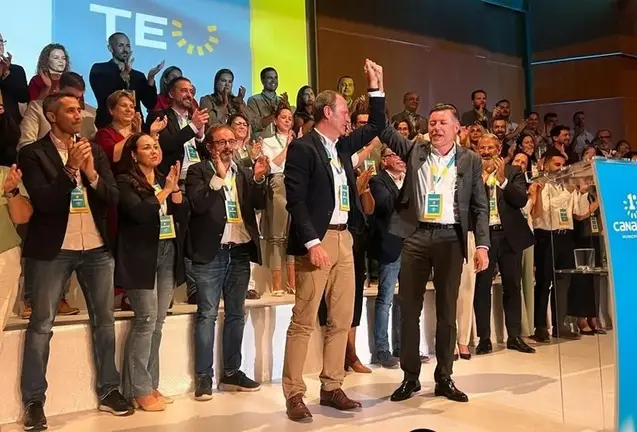 Imagen del momento de la proclamaci&oacute;n del nuevo presidente, &Oacute;scar P&eacute;rez, con el promotor de Primero Canarias, Teodoro Sosa.