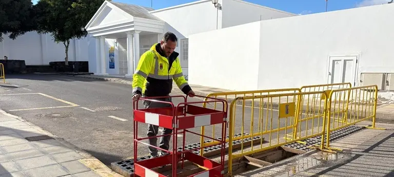 Colocaci&oacute;n de vallas protectoras en los imbornales de la calle El Antonio, zona sensible a inundaciones en d&iacute;as de intensas lluvias.