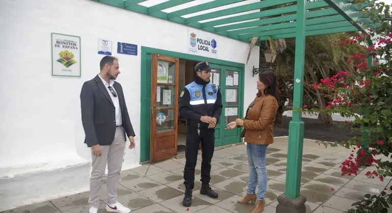 Gin&eacute;s Gonz&aacute;lez, Olivia Duque y un agente en la nueva oficina de la Polic&iacute;a Local de Costa Teguise.