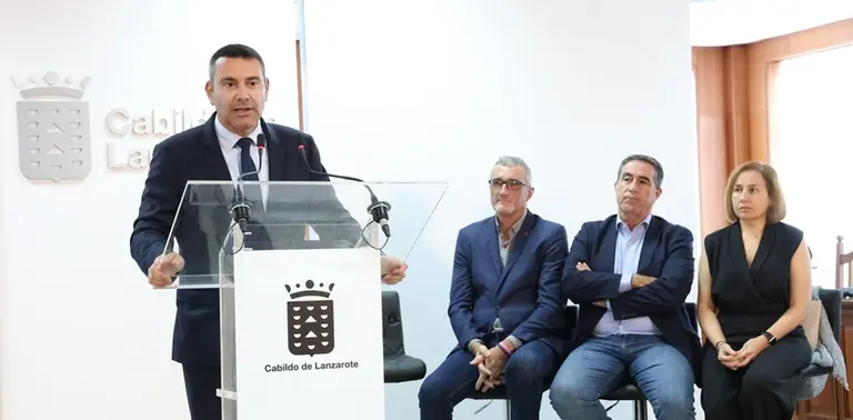 Oswaldo Betancort y Marci Acu&ntilde;a durante la presentaci&oacute;n del nuevo servicio de teleasistencia avanzada.