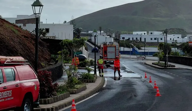 Imagen de los bomberos este martes achicando agua en Tinajo.