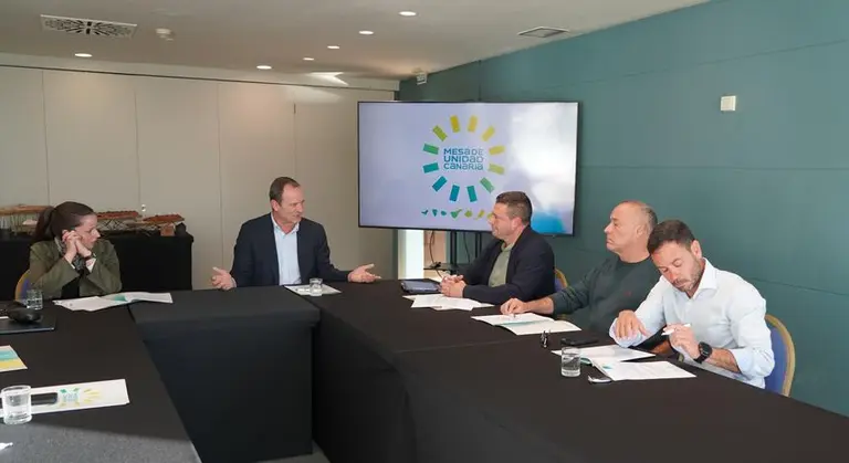 Imagen de la reuni&oacute;n que han mantenido los representantes de Primero Canarias con el alcalde de Yaiza, &Oacute;scar Noda, el ex concejal de Arrecife y portavoz de Marea Viva, Jer&oacute;nimo Robayna, y el ex senador del PP Joel Delgado