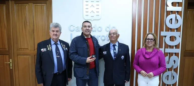 Oswaldo Betancort recibe a la Asociaci&oacute;n de Barman de Lanzarote.