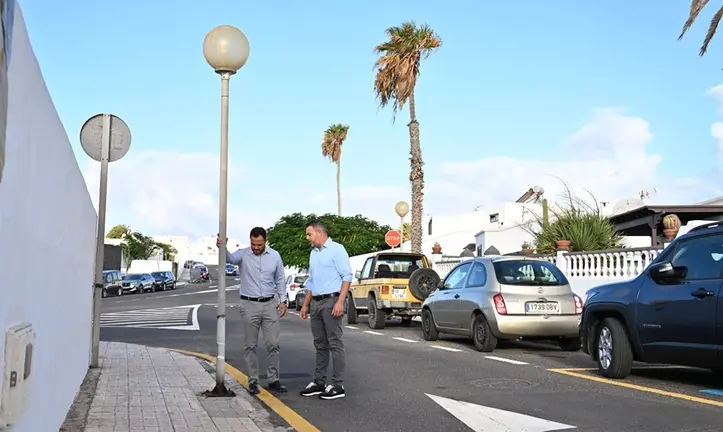 El alcalde de Arrecife, Yonathan de Le&oacute;n, y el consejero insular de Obras P&uacute;blicas, Jacobo Medina, visitan el n&uacute;cleo de La Concha donde se invierten m&aacute;s de 740.000 euros en la renovaci&oacute;n del alumbrado.