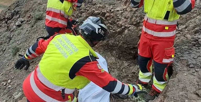 Bomberos del Consorcio de Seguridad y Emergencias junto al cuerpo del fallecido.