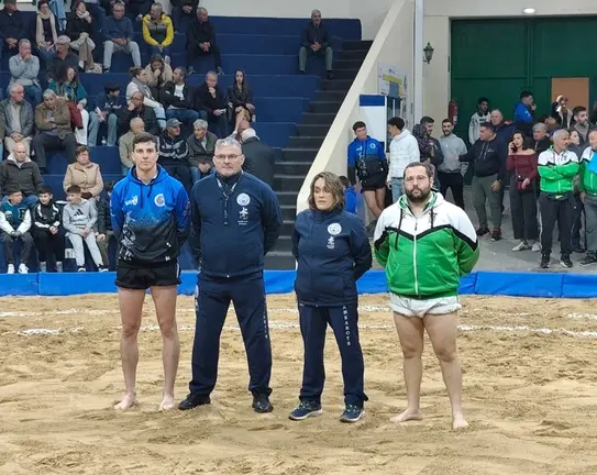 Los &aacute;rbitros del encuentro con los capitanes del Tinajo y del Tao.